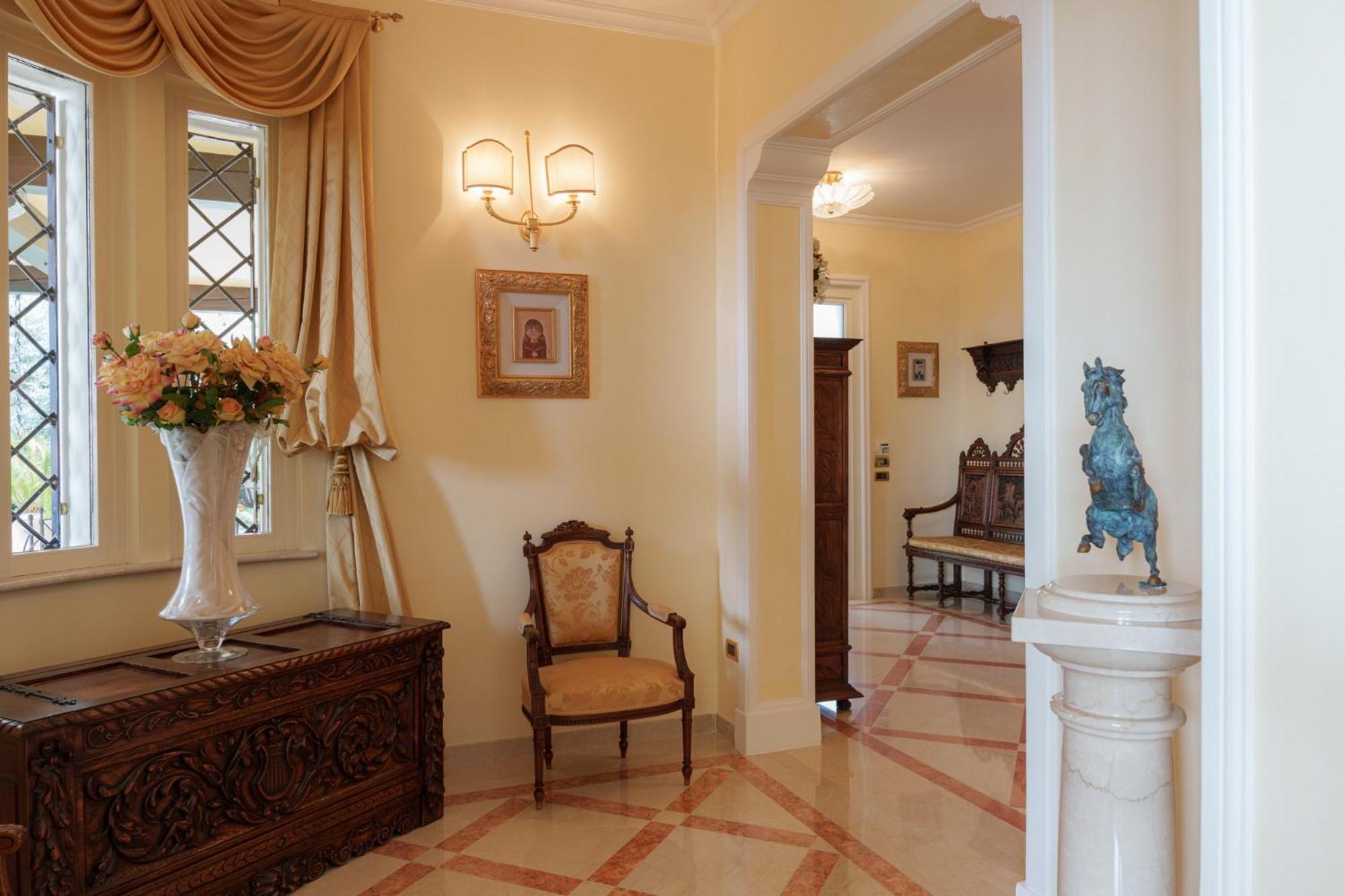 Elena Villa *